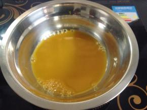 30克水、30克沙棘汁、30克细砂糖倒入锅中煮沸，稍冷却后倒入冷藏的吉利丁片搅匀。