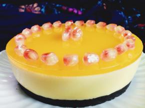 脱模的时候用热的毛巾把模具四周捂一下就可以直接脱模了，然后用石榴装饰下，好吃的沙棘慕斯就好了。