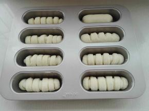 自上而下依次卷起放入模具中