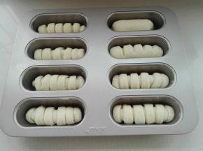 自上而下依次卷起放入模具中