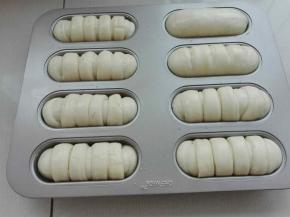 烤箱放盆热水，进行二次发酵，发酵约40分钟