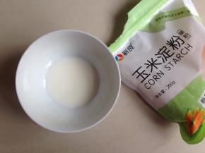 用8克玉米淀粉加少量清水，调均匀的芡水备用