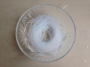粉丝用热水泡20分钟，然后过冷水