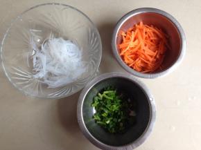 粉丝切成小段，红萝卜切丝，葱切粒，红萝卜用水煮一下