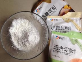 碗里装入新良的小麦淀粉45克、玉米淀粉40克和木薯淀粉20克