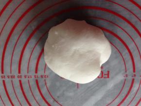 倒入沸水，用筷子拌一下，然后用手揉几下粉团，再倒在揉面垫上揉均匀