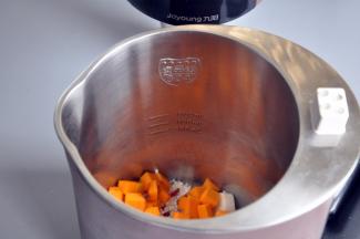 将材料洗净后倒入豆浆机中。