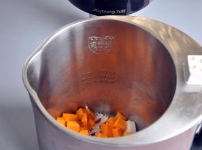 将材料洗净后倒入豆浆机中。