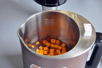 倒入水，盖住最低水位线。