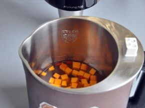 倒入水，盖住最低水位线。