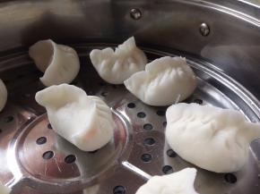 用包饺子的方法，包好水晶饺，放在抹了油的蒸笼里