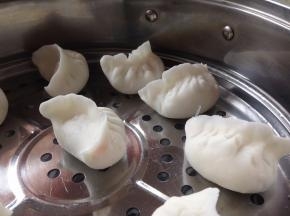 用包饺子的方法，包好水晶饺，放在抹了油的蒸笼里