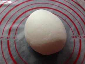 再充分揉成不见粉粒的，光滑的粉团，盖上湿布，醒5分钟。