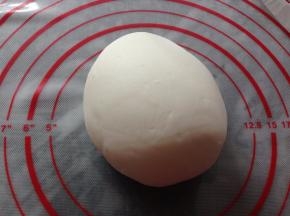再充分揉成不见粉粒的，光滑的粉团，盖上湿布，醒5分钟。