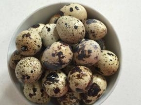 这就是我在菜市场买的新鲜的鹌鹑蛋！（如果买不到也可以用鸡蛋来代替鹌鹑蛋！）

