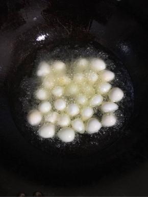 锅中放入适量的油，烧至六成热时，放入鹌鹑蛋中小火慢炸。

