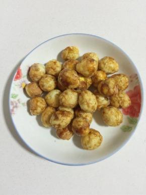 炸至金黄色，表面呈虎皮状捞出控油。

