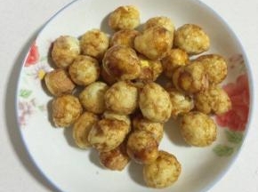 炸至金黄色，表面呈虎皮状捞出控油。

