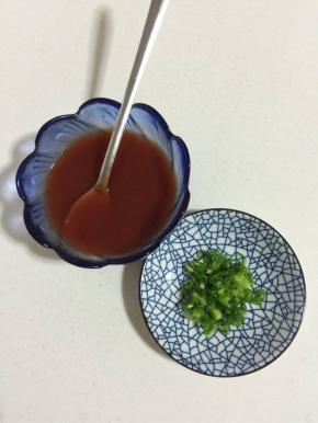 碗中放入番茄酱，盐，糖，醋搅拌均匀，葱切成葱花备用！

