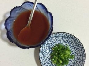 碗中放入番茄酱，盐，糖，醋搅拌均匀，葱切成葱花备用！

