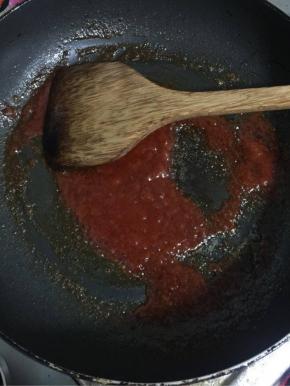 锅中放少许油，倒入调好的酱汁，翻炒至起小泡泡，酱汁变得稍微浓稠即可！

