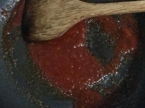 锅中放少许油，倒入调好的酱汁，翻炒至起小泡泡，酱汁变得稍微浓稠即可！

