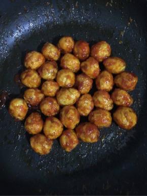 倒入炸好的虎皮鹌鹑蛋翻炒均匀，使每个鹌鹑蛋都均匀的裹满酱汁儿！

