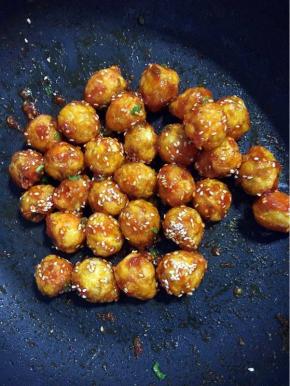 起锅前加入适量的白芝麻和葱花翻炒均匀即可！

