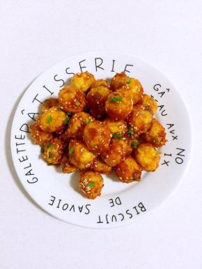 做好的鹌鹑蛋红亮微甜，外皮焦酥汤汁浓郁，酸酸甜甜的味道，孩子们很喜欢吃！