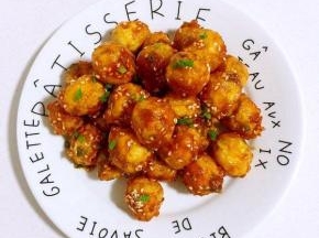 做好的鹌鹑蛋红亮微甜，外皮焦酥汤汁浓郁，酸酸甜甜的味道，孩子们很喜欢吃！