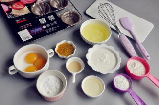 准备材料，将蛋清和蛋黄分离。