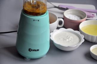 我喜欢百香果的香味却不想在蛋糕里吃到百香果籽，于是用果汁机将果肉和蜂蜜混合打成果泥。