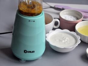 我喜欢百香果的香味却不想在蛋糕里吃到百香果籽，于是用果汁机将果肉和蜂蜜混合打成果泥。