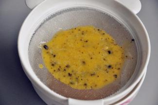 进行过筛，滤掉百香果籽。