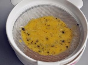 进行过筛，滤掉百香果籽。