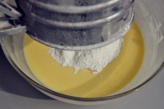 筛入低筋面粉和玉米淀粉.