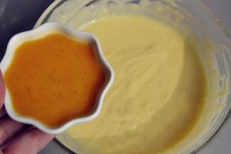 倒入过筛后的百香果蜂蜜汁。