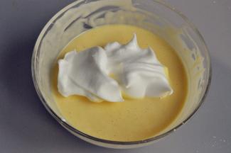 将3分之1的蛋白舀入蛋黄糊中，翻拌至完全融合。