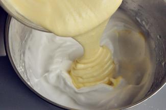 将混合好的蛋黄糊全部倒入蛋白盆中，继续翻拌至完全融合。