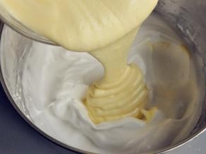 将混合好的蛋黄糊全部倒入蛋白盆中，继续翻拌至完全融合。