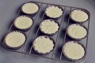 将蛋糕糊装入阳晨9连花形模具，为了便于后期脱模，提前在模具内涂抹一层薄薄的玉米油，再用厨房纸轻轻擦干，配方的量可做12个小蛋糕，如果没有对应的模具，也可以用小号纸杯替代。