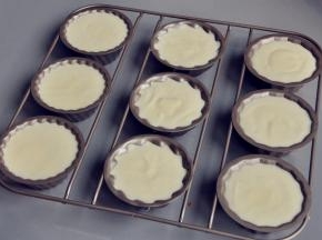 将蛋糕糊装入阳晨9连花形模具，为了便于后期脱模，提前在模具内涂抹一层薄薄的玉米油，再用厨房纸轻轻擦干，配方的量可做12个小蛋糕，如果没有对应的模具，也可以用小号纸杯替代。