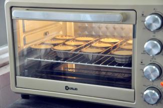 此配方需要水浴法，即在烤盘中倒上一些温水，放在烤箱底层，在倒数第二层放上烤网及模具。上下火140度，50分钟。