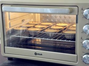 此配方需要水浴法，即在烤盘中倒上一些温水，放在烤箱底层，在倒数第二层放上烤网及模具。上下火140度，50分钟。