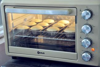 低温烘烤的目的是为了让蛋糕表层不裂，上色均匀，以避免表层开裂上色较深而内部没烤透的情况发生。