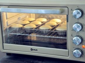 低温烘烤的目的是为了让蛋糕表层不裂，上色均匀，以避免表层开裂上色较深而内部没烤透的情况发生。