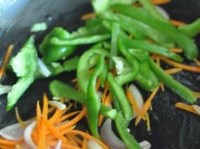 放入青椒丝，加盐调味。