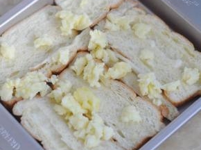 把面包平铺在烤盘上，撒些马苏里拉奶酪。放烤箱210度烘烤3分钟。