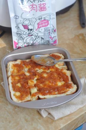 取出烤盘，表面铺一层意大利肉酱。