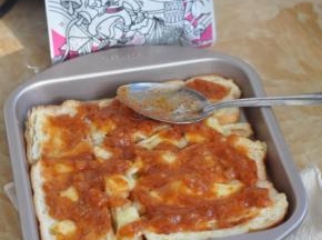 取出烤盘，表面铺一层意大利肉酱。
